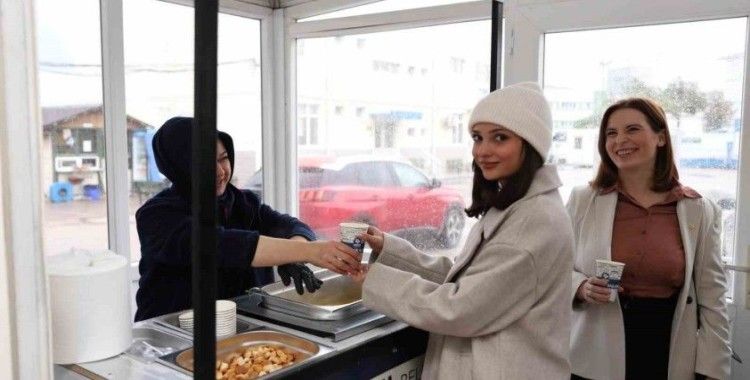 Bandırma Belediyesi’nden öğrencilere ve personele sıcak çorba ikramı
