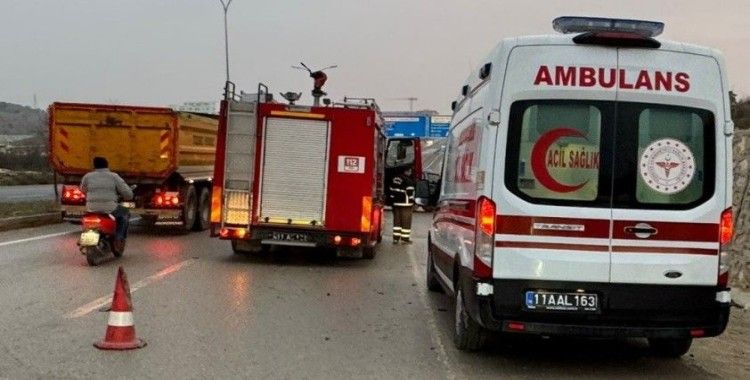 Kamyonetin kırmızı ışıkta bekleyen otomobile çarptı; 2 kişi yaralandı
