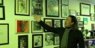 (ÖZEL) Sergilediği karikatürlerle mali müşavirlik ofisini galeriye çevirdi
