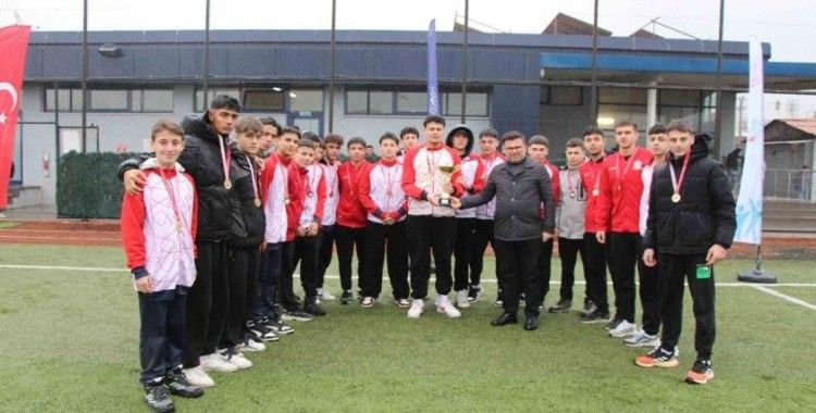 Genç erkekler futbolda şampiyon Düzce Spor Lisesi oldu
