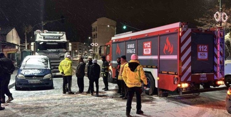 "Dur" ihtarına uymadı, tırı polislerin üzerine sürdü
