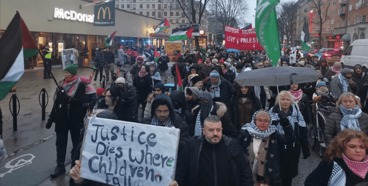 İsveç'te yüzlerce kişi İsrail'in Filistin saldırılarını protesto etti