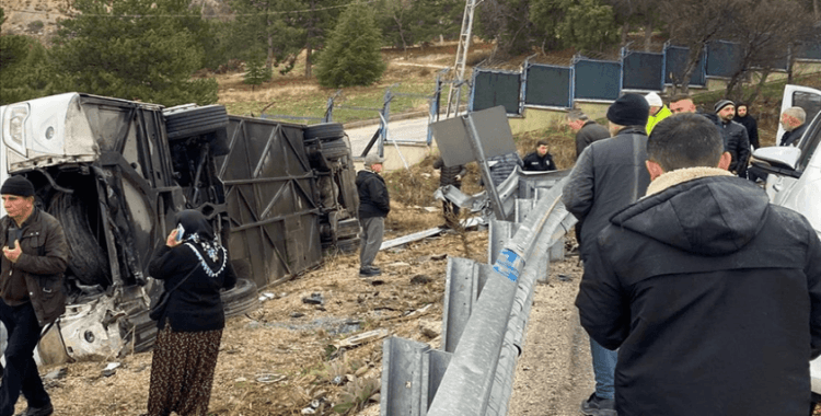 Isparta'da yolcu otobüsünün şarampole devrildiği kazada 1 kişi öldü, 18 kişi yaralandı