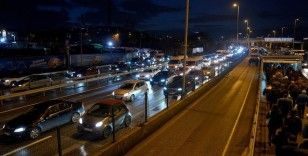 İstanbul'da haftanın ilk iş gününde trafik yoğunluğu yaşanıyor