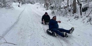 Araçlarının arkasına bağladıkları şambrel ile kayarak eğlendiler
