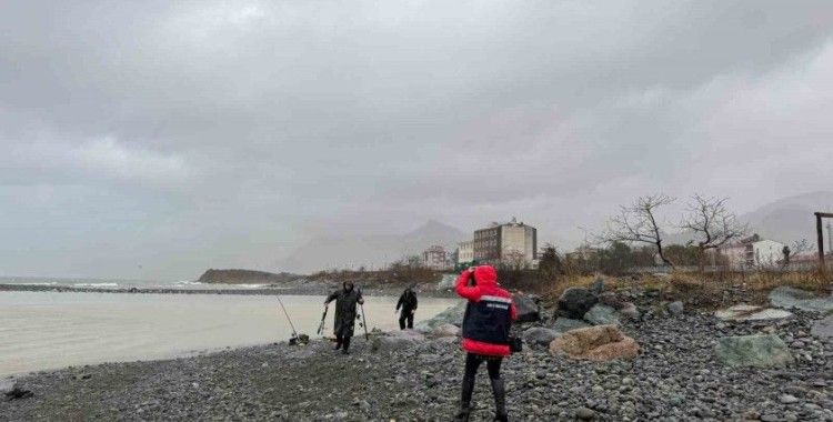 Fırtına nedeniyle parçalanan kafesten kaçan somonları yasadışı yöntemlerle avlayanlara ceza
