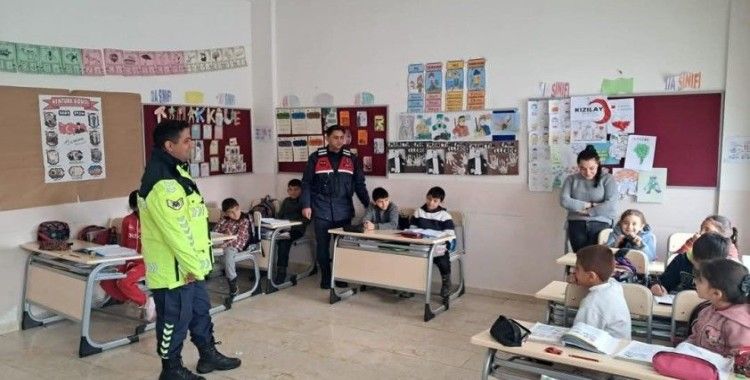 Jandarma ekipleri öğrencilere trafik eğitimi verdi
