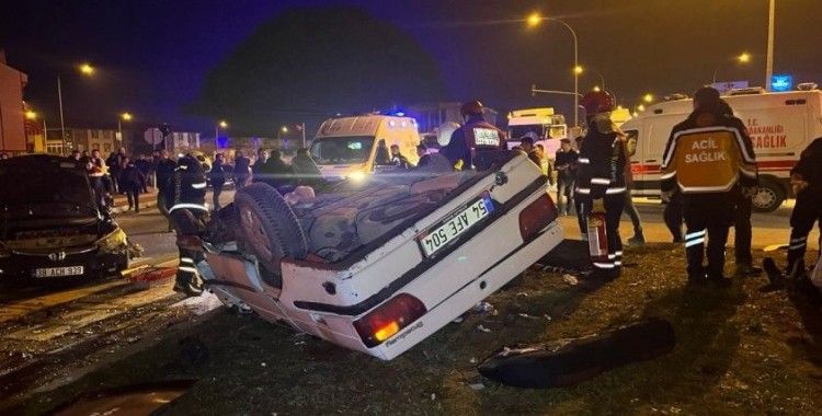 Sakarya’da kavşakta iki otomobil çarpıştı, biri takla attı: 1’i ağır 4 yaralı
