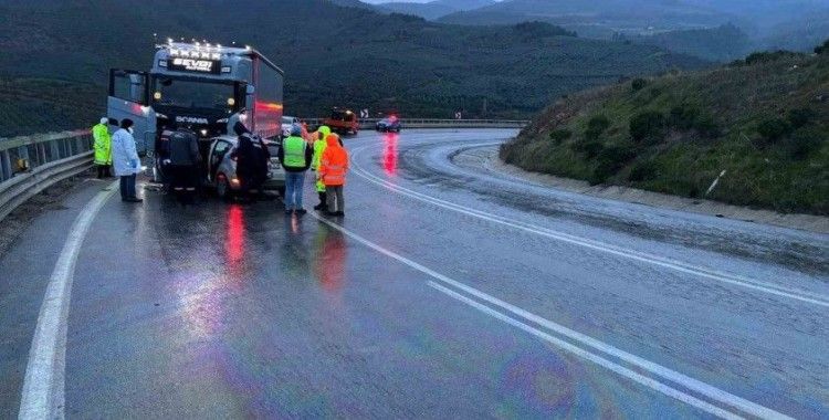 Tır ile otomobil kafa kafaya çarpıştı: 1 ölü, 2 yaralı
