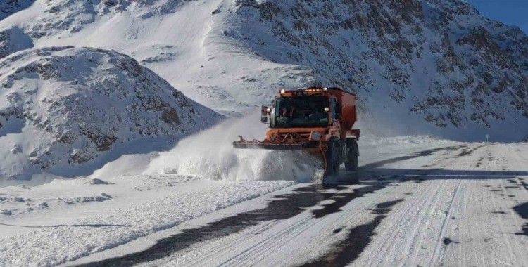 Van-Bahçesaray kara yoluna düşen çığ temizlendi
