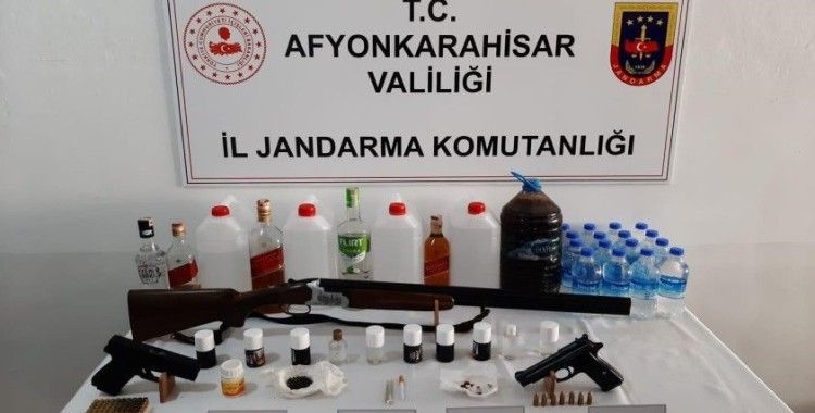 Afyonkarahisar’da litrelerce sahte alkol ve uyuşturucu ele geçirildi
