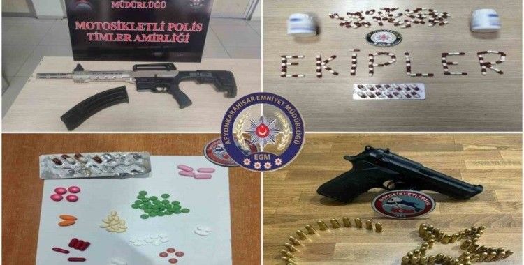 Polis denetiminde 50’ye yakın bıçak ve yüzlerce uyuşturucu hap ele geçirildi
