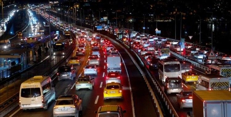 İstanbul'da trafik yoğunluğu yağışın da etkisiyle yüzde 90'a dayandı