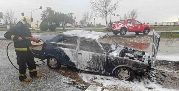 Park halindeki Tofaş, şiddetli yağmura rağmen yanarak kullanılamaz hale geldi
