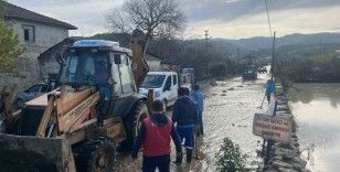 Yenipazar’da meydana gelen sele belediye ekiplerinden hızlı müdahale
