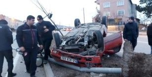 Refüje çıkıp ters dönen otomobilin sürücüsü yaralandı
