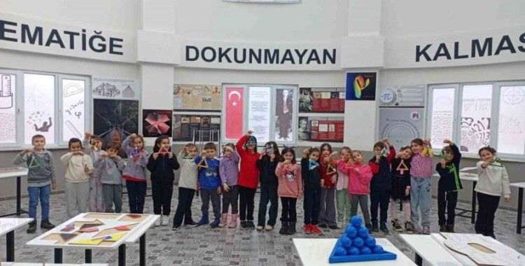 200 öğrenci ücretsiz şekilde birçok alandaki dersleri görüyor
