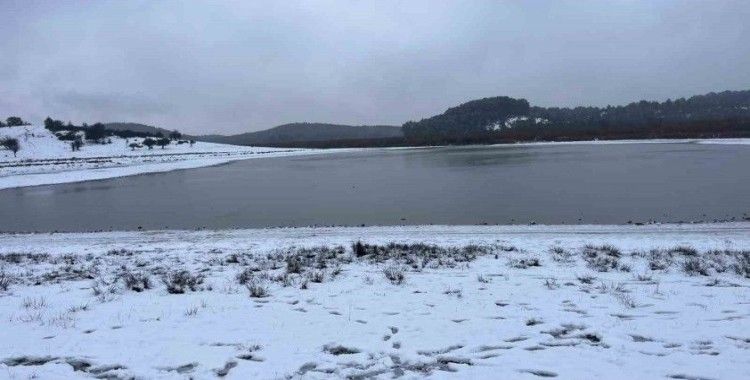 Kuraklıkla mücadele eden Buldan Yayla Gölü beyaza büründü
