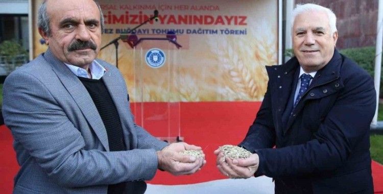 Büyükşehir’le toprak bereketleniyor, çiftçi kazanıyor
