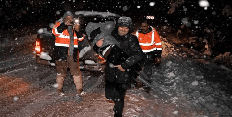 Mersin'de yolların kardan kapanması sonucu 30 araçta mahsur kalanlar kurtarıldı