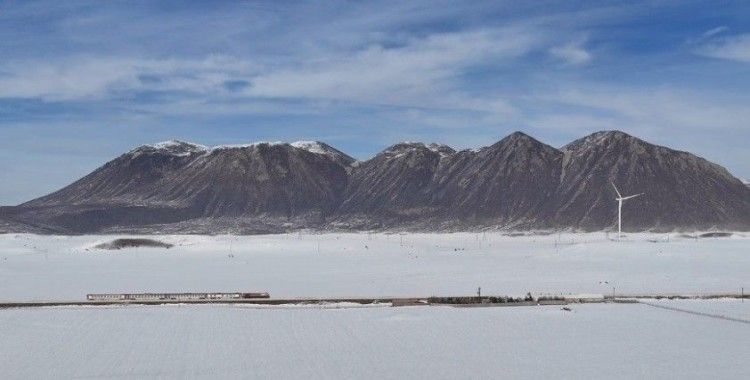 Van Gölü Ekspresi’nin Kirkor Dağı eteklerindeki muhteşem görüntüsü büyülüyor
