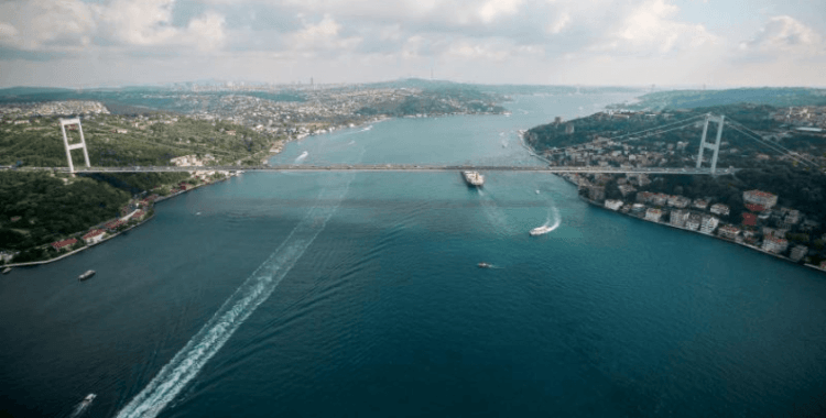 İstanbul Boğazı'nda gemi trafiği askıya alındı: 2 kardeş aranıyor