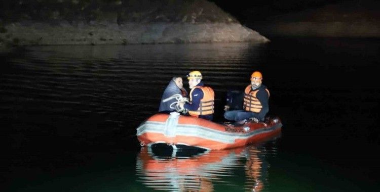 Adıyaman’da barajda alabora olan balıkçı teknesinden 2 kişi kurtarıldı
