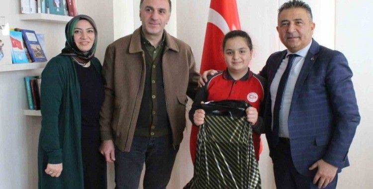 Bayburt’ta düzenlenen İstiklal Marşı’nı güzel okuma yarışmasında dereceye giren öğrenciler ödüllendirildi
