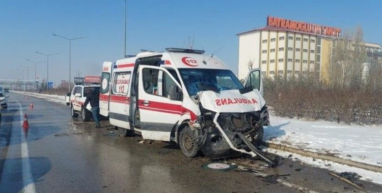 Erzurum'da ambulanslarında karıştığı trafik kazası: 9 yaralı