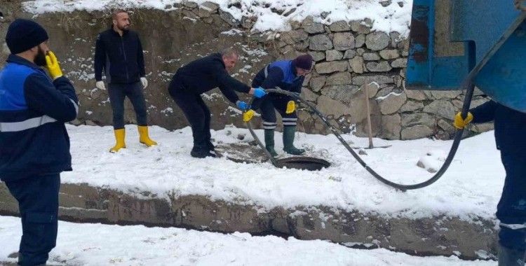 Dondurucu soğukta 11 kanalizasyon arızası giderildi
