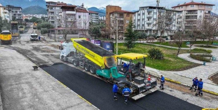 Denizli Büyükşehir Belediyesinin asfalt seferberliği devam ediyor
