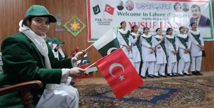 Bakan Tekin, Pakistan’da Kınnaırd Kız Lisesi’ni ziyaret etti
