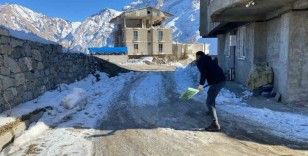 Hakkari’de buzla mücadele çalışmaları sürüyor
