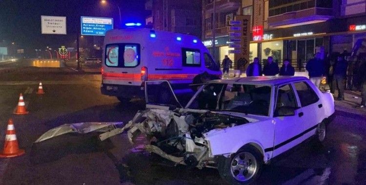 Karaman’da otomobil aydınlatma direğine çarptı: 2 yaralı
