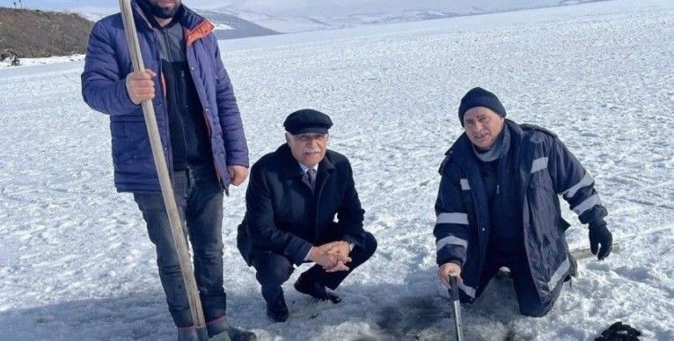 Çıldır Gölü’nde festival öncesi buz kalınlığı ölçüldü
