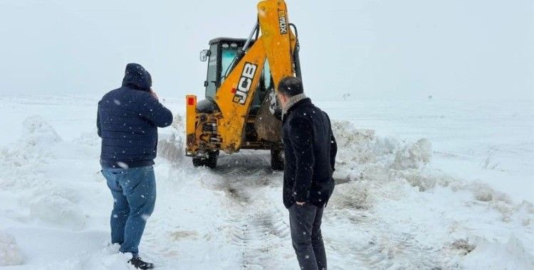 Kaymakamdan sürücülere kar uyarısı: "İş makineleri bile zorluk çekiyor"
