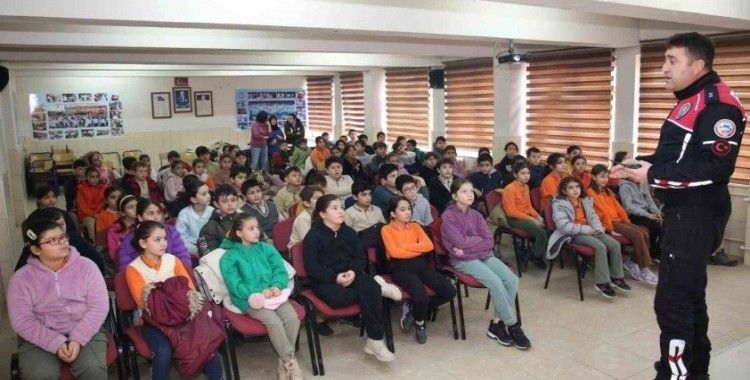 Polis ekipleri bu sefer ilkokul öğrencileriyle buluştu
