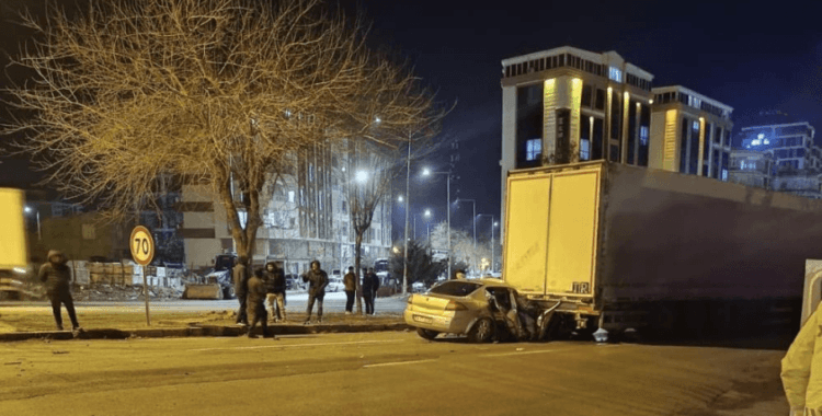 Siverek'te otomobil tıra ok gibi saplandı: 3 yaralı