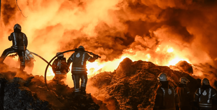 Avcılar'da geri dönüşüm tesisinde büyük yangın: Cadde trafiğe kapatıldı