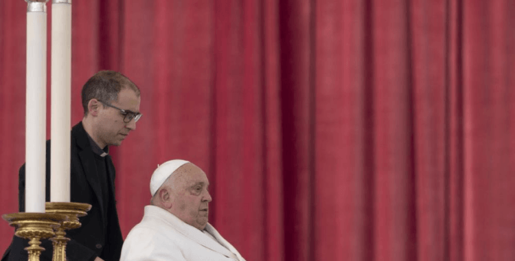 Papa Francis'in her iki akciğerinde de zatürre başlangıcı olduğu tespit edildi