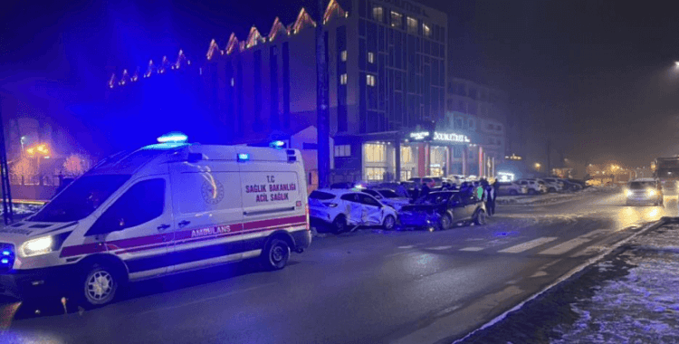 Hakkari'de zincirleme kaza: 3 yaralı