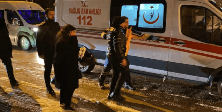 Motosiklete 1 dakika içinde iki kez otomobil çarptı: 2 yaralı