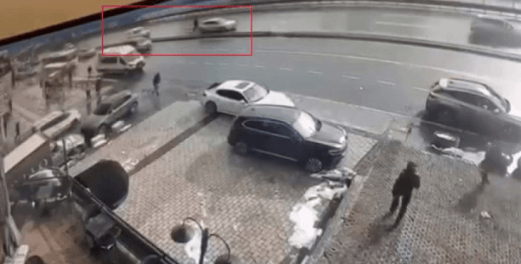 Esenyurt E-5'te eşi ile tartışınca aracından inen doktor, hayatını kaybetti