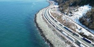 Gürcistan yoğun kar yağışı nedeniyle Artvin’de uzun tır kuyrukları oluştu
