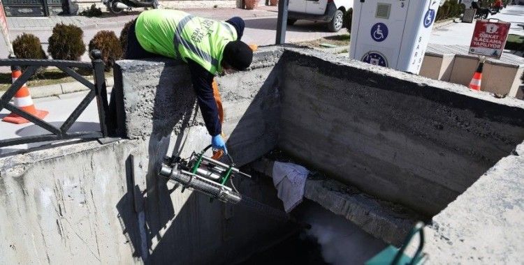 Kütahya Belediyesi’nden şehir genelinde kanal sisleme ve ilaçlama çalışması
