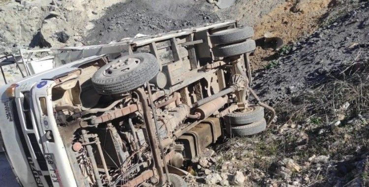 Kamyonet şarampole devrildi: 3 yaralı