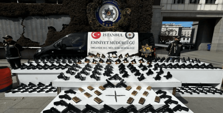 İstanbul'da suç çetelerine yönelik operasyon: 4 kalem görünümlü suikast silahı ele geçirildi