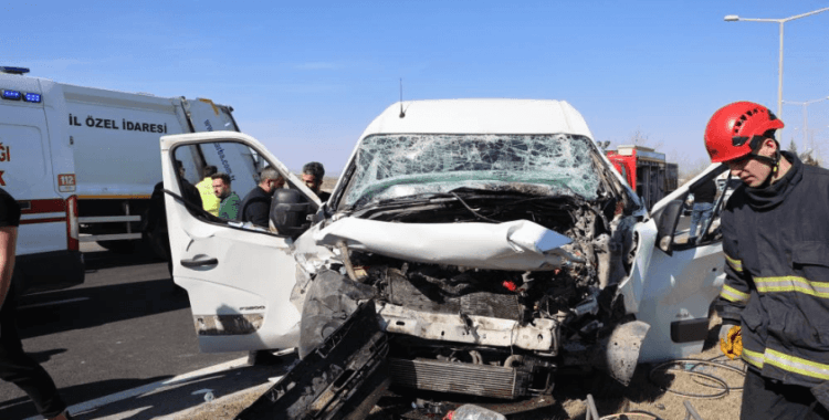 Nevşehir'de minibüs tıra arkadan çarptı: 1 ölü