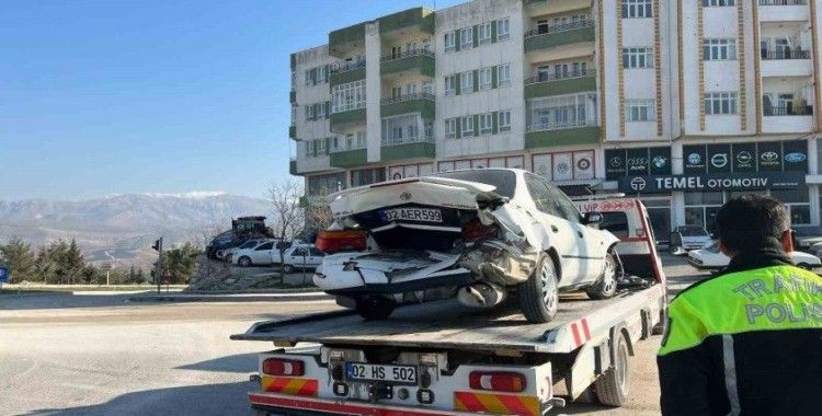 Adıyaman’da 2 otomobil çarpıştı: 2 yaralı
