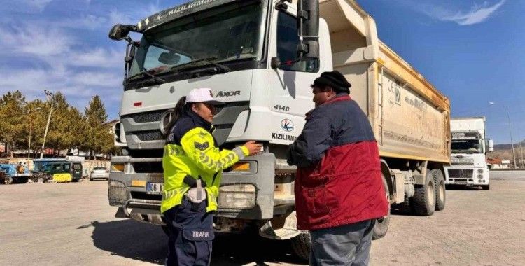 Bolvadin’de kurallara uymayan sürücüler jandarmadan kaçamadı
